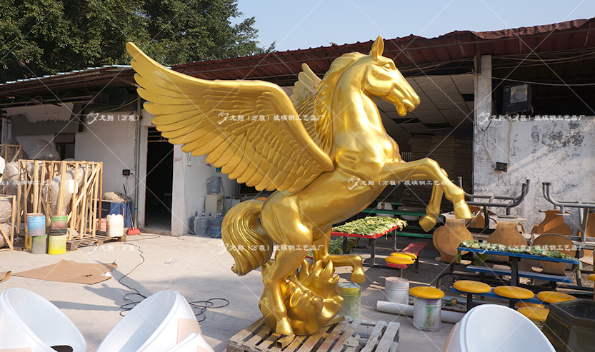  制作商場(chǎng)玻璃鋼雕塑時(shí)要注意哪些問(wèn)題呢？